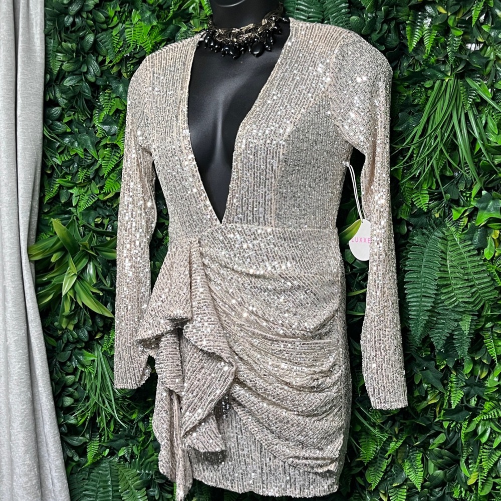 LUXXEL Dress Large‎ Nude Silver Sequin Ruched V Neck Long Sleeve Mini 3377